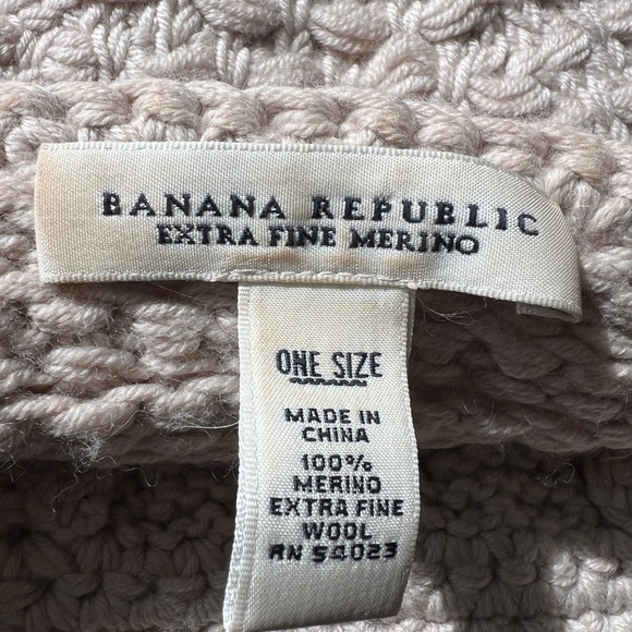 Women’s Banana Republic Beanie Hat Extra Fine Wool Tan Knit Winter Fur Pom NWOT - Picture 2 of 5